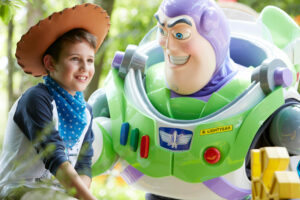 Buzz Lightyear mit einem Kind in Disneyland Paris.